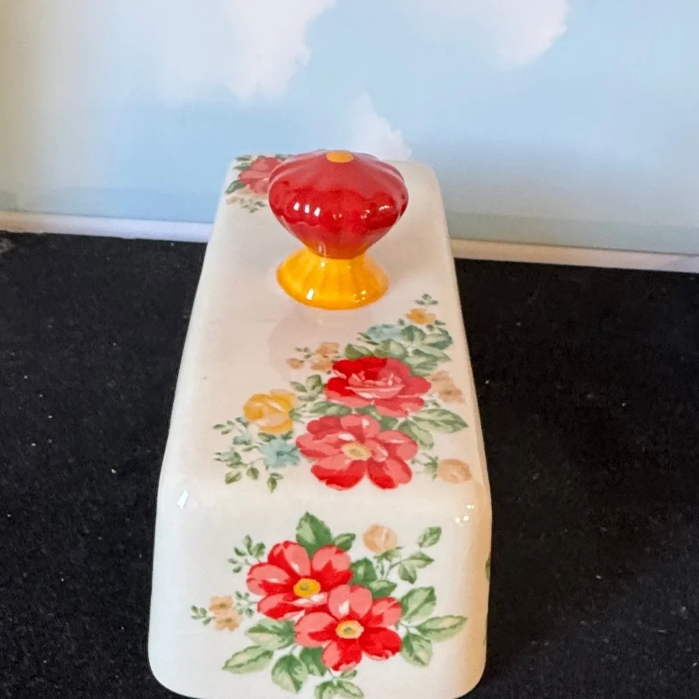 The Pioneer Woman Vintage Floral Butter Dish made of stoneware.